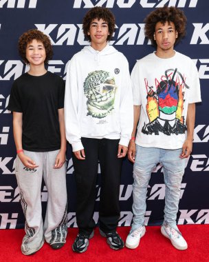 Devin McLennon, Blake McLennan ve Ethan McLennon 30 Ağustos 2025 'te ABD' nin Kaliforniya eyaletinin Los Angeles şehrinde bulunan Beverly Center Atrium 'da düzenlenen Yeni Kaveah İkizler Koleksiyonunun Kalkışı' na vardılar. (Fotoğraf: XavierCollin / Image Press 