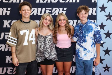 Ezra Gilmore, Hailey Smith, Isabella Klein ve Justice Haller 30 Ağustos 2025 'te Los Angeles, Kaliforniya' da bulunan Beverly Center Atrium 'da düzenlenen Yeni Kaveah İkizler Koleksiyonunun Kalkışı' na geldiler..