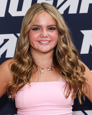 Isabella Castleberry, 30 Ağustos 2025 'te ABD' nin Kaliforniya eyaletinin Los Angeles şehrinde bulunan Beverly Center Atrium 'da düzenlenen Clements Twins' in Yeni Kaveah Koleksiyonunun Kalkışı 'na ulaştı.. 