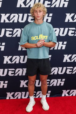 Izaiah Schmidt, 30 Ağustos 2025 'te ABD' nin Kaliforniya eyaletinin Los Angeles şehrinde bulunan Beverly Center Atrium 'da düzenlenen Clements Twins' in Yeni Kaveah Koleksiyonu 'na ulaştı..