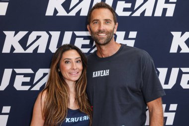 KAVEAH 'ın CEO' su ve kurucusu Jaqi Clements ve kocası Kevin Clements, 30 Ağustos 2025 'te ABD' nin Kaliforniya eyaletinin Los Angeles şehrinde bulunan Beverly Center Atrium 'da düzenlenen Clements Twins' in Yeni Kaveah Koleksiyonunun Kalkışı 'na geldiler..