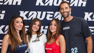 Jaqi Clements, Leah Clements (Leah Rose Clements), Ava Clements (Ava Marie Clements) ve Kevin Clements, 30 Ağustos 2025 'te Los Angeles, CA, ABD' de bulunan Beverly Center Atrium 'da düzenlenen The Clements Twins tarafından Yeni Kaveah Koleksiyonunun Başlatılması' na geldiler..