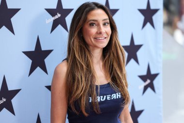 KAVEAH 'ın CEO' su ve kurucusu Jaqi Clements, 30 Ağustos 2025 'te ABD' nin Kaliforniya eyaletinin Los Angeles şehrinde bulunan Beverly Center Atrium 'da düzenlenen Yeni Kaveah Koleksiyonunun Kalkışı' na ulaştı..