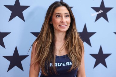 KAVEAH 'ın CEO' su ve kurucusu Jaqi Clements, 30 Ağustos 2025 'te ABD' nin Kaliforniya eyaletinin Los Angeles şehrinde bulunan Beverly Center Atrium 'da düzenlenen Yeni Kaveah Koleksiyonunun Kalkışı' na ulaştı..