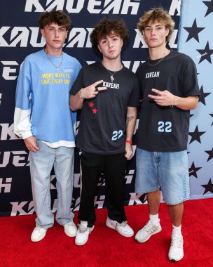 Joseph Caruso, Matt Burnz ve Collin Dunn, 30 Ağustos 2025 'te ABD' nin Kaliforniya eyaletinin Los Angeles şehrinde bulunan Beverly Center Atrium 'da düzenlenen Clements İkizleri tarafından Yeni Kaveah Koleksiyonunun Kalkışı' na geldiler..