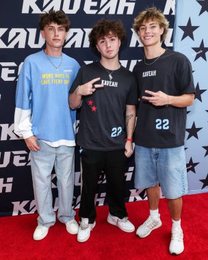 Joseph Caruso, Matt Burnz ve Collin Dunn, 30 Ağustos 2025 'te ABD' nin Kaliforniya eyaletinin Los Angeles şehrinde bulunan Beverly Center Atrium 'da düzenlenen Clements İkizleri tarafından Yeni Kaveah Koleksiyonunun Kalkışı' na geldiler..