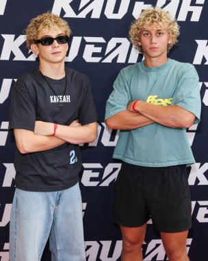 Kaido Roberts ve Izaiah Schmidt, 30 Ağustos 2025 'te ABD' nin Kaliforniya eyaletinin Los Angeles şehrinde bulunan Beverly Center Atrium 'da düzenlenen Clements Twins tarafından Yeni Kaveah Koleksiyonunun Kalkışı' na vardılar..