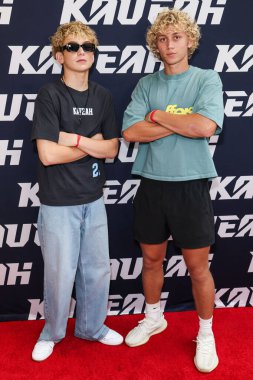 Kaido Roberts ve Izaiah Schmidt, 30 Ağustos 2025 'te ABD' nin Kaliforniya eyaletinin Los Angeles şehrinde bulunan Beverly Center Atrium 'da düzenlenen Clements Twins tarafından Yeni Kaveah Koleksiyonunun Kalkışı' na vardılar..