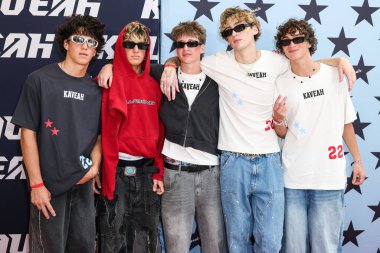 Kenneth Mortimer, Chandler Mortimer, Caiden Evans, Austin Collins ve Taiven Henderson 30 Ağustos 2025 'te Los Angeles, Kaliforniya, ABD' de bulunan Beverly Center Atrium 'da düzenlenen 