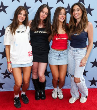 Leah Clements (Leah Rose Clements), Ashley Gibbons, Ava Clements (Ava Marie Clements), Jaqi Clements, 30 Ağustos 2025 'te ABD' nin başkenti Los Angeles 'ta bulunan Beverly Center Atrium' da düzenlenen The Clements Twins 'in Yeni Kaveah Koleksiyonunun Kalkışı' na geldiler..