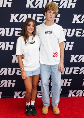 Amerikan model ve sosyal medya kişiliği Leah Clements (Leah Rose Clements) ve erkek arkadaşı Madden Ross, 30 Ağustos 2025 'te ABD' nin Los Angeles kentinde bulunan Beverly Center Atrium 'da düzenlenen The Clements Twins' in Yeni Kaveah Koleksiyonunun Kuruluşuna geldiler.