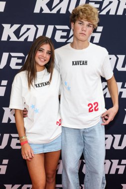 Amerikan model ve sosyal medya kişiliği Leah Clements (Leah Rose Clements) ve erkek arkadaşı Madden Ross, 30 Ağustos 2025 'te ABD' nin Los Angeles kentinde bulunan Beverly Center Atrium 'da düzenlenen The Clements Twins' in Yeni Kaveah Koleksiyonunun Kuruluşuna geldiler.