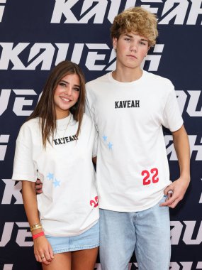 Amerikan model ve sosyal medya kişiliği Leah Clements (Leah Rose Clements) ve erkek arkadaşı Madden Ross, 30 Ağustos 2025 'te ABD' nin Los Angeles kentinde bulunan Beverly Center Atrium 'da düzenlenen The Clements Twins' in Yeni Kaveah Koleksiyonunun Kuruluşuna geldiler.