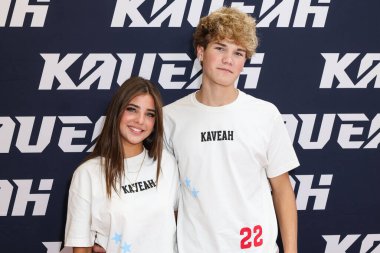 Amerikan model ve sosyal medya kişiliği Leah Clements (Leah Rose Clements) ve erkek arkadaşı Madden Ross, 30 Ağustos 2025 'te ABD' nin Los Angeles kentinde bulunan Beverly Center Atrium 'da düzenlenen The Clements Twins' in Yeni Kaveah Koleksiyonunun Kuruluşuna geldiler.