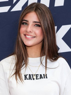 Amerikan model ve sosyal medya kişiliği Leah Clements (Leah Rose Clements) 30 Ağustos 2025 'te ABD' nin Kaliforniya eyaletinin Los Angeles şehrinde bulunan Beverly Center Atrium 'da düzenlenen Yeni Kaveah İkizleri Koleksiyonunun Kuruluşuna geldi..