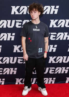 Matt Burnz, 30 Ağustos 2025 'te ABD' nin Kaliforniya eyaletinin Los Angeles şehrinde bulunan Beverly Center Atrium 'da düzenlenen Clements Twins' in Yeni Kaveah Koleksiyonu 'na ulaştı..