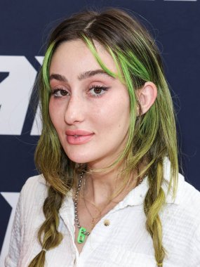 Phem (Olivia Marsico), 30 Ağustos 2025 'te ABD' nin Kaliforniya eyaletinin Los Angeles şehrinde bulunan Beverly Center Atrium 'da düzenlenen Clements Twins tarafından Yeni Kaveah Koleksiyonunun Kalkışı' na ulaşır..