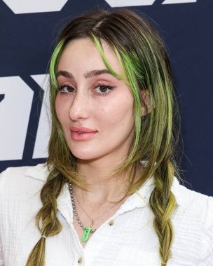 Phem (Olivia Marsico), 30 Ağustos 2025 'te ABD' nin Kaliforniya eyaletinin Los Angeles şehrinde bulunan Beverly Center Atrium 'da düzenlenen Clements Twins tarafından Yeni Kaveah Koleksiyonunun Kalkışı' na ulaşır..