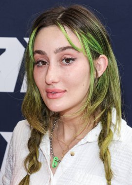 Phem (Olivia Marsico), 30 Ağustos 2025 'te ABD' nin Kaliforniya eyaletinin Los Angeles şehrinde bulunan Beverly Center Atrium 'da düzenlenen Clements Twins tarafından Yeni Kaveah Koleksiyonunun Kalkışı' na ulaşır..