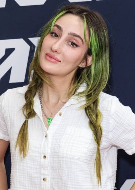 Phem (Olivia Marsico), 30 Ağustos 2025 'te ABD' nin Kaliforniya eyaletinin Los Angeles şehrinde bulunan Beverly Center Atrium 'da düzenlenen Clements Twins tarafından Yeni Kaveah Koleksiyonunun Kalkışı' na ulaşır..