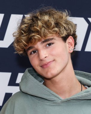 Ryder Smith, 30 Ağustos 2025 'te ABD' nin Kaliforniya eyaletinin Los Angeles şehrinde bulunan Beverly Center Atrium 'da düzenlenen Clements Twins' in Yeni Kaveah Koleksiyonunun Kalkışı 'na ulaştı..