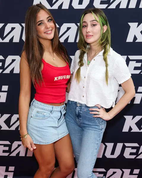 Amerikan model ve sosyal medya kişiliği Ava Clements (Ava Marie Clements) ve Phem (Olivia Marsico), 30 Ağustos 2025 'te ABD' nin Los Angeles kentinde bulunan Beverly Center Atrium 'da düzenlenen The Clements Twins' in Yeni Kaveah Koleksiyonunun Kuruluşuna geldiler..