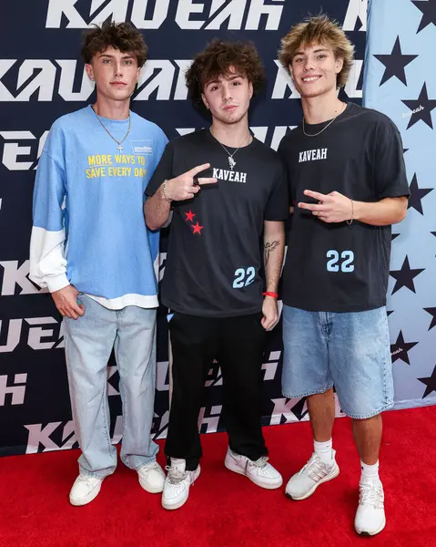 Joseph Caruso, Matt Burnz ve Collin Dunn, 30 Ağustos 2025 'te ABD' nin Kaliforniya eyaletinin Los Angeles şehrinde bulunan Beverly Center Atrium 'da düzenlenen Clements İkizleri tarafından Yeni Kaveah Koleksiyonunun Kalkışı' na geldiler..