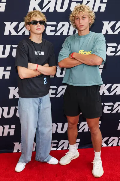 Kaido Roberts ve Izaiah Schmidt, 30 Ağustos 2025 'te ABD' nin Kaliforniya eyaletinin Los Angeles şehrinde bulunan Beverly Center Atrium 'da düzenlenen Clements Twins tarafından Yeni Kaveah Koleksiyonunun Kalkışı' na vardılar..
