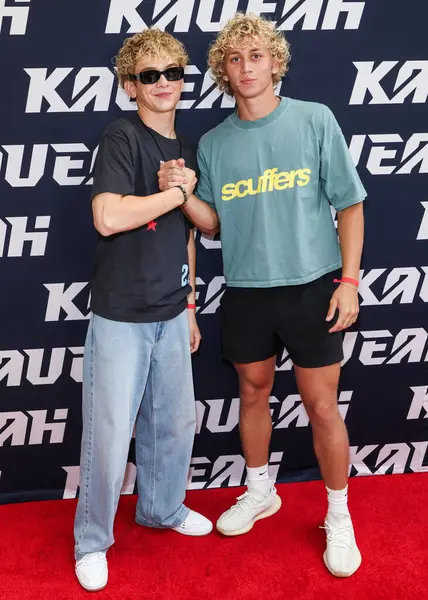 Kaido Roberts ve Izaiah Schmidt, 30 Ağustos 2025 'te ABD' nin Kaliforniya eyaletinin Los Angeles şehrinde bulunan Beverly Center Atrium 'da düzenlenen Clements Twins tarafından Yeni Kaveah Koleksiyonunun Kalkışı' na vardılar..