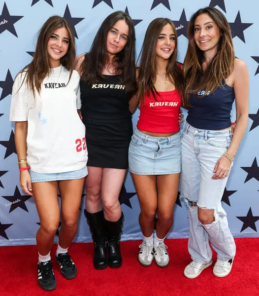 Leah Clements (Leah Rose Clements), Ashley Gibbons, Ava Clements (Ava Marie Clements), Jaqi Clements, 30 Ağustos 2025 'te ABD' nin başkenti Los Angeles 'ta bulunan Beverly Center Atrium' da düzenlenen The Clements Twins 'in Yeni Kaveah Koleksiyonunun Kalkışı' na geldiler..