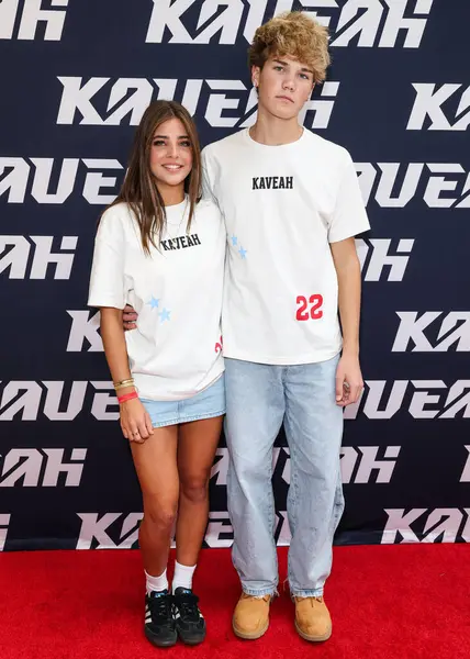 Amerikan model ve sosyal medya kişiliği Leah Clements (Leah Rose Clements) ve erkek arkadaşı Madden Ross, 30 Ağustos 2025 'te ABD' nin Los Angeles kentinde bulunan Beverly Center Atrium 'da düzenlenen The Clements Twins' in Yeni Kaveah Koleksiyonunun Kuruluşuna geldiler.