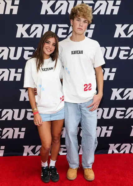 Amerikan model ve sosyal medya kişiliği Leah Clements (Leah Rose Clements) ve erkek arkadaşı Madden Ross, 30 Ağustos 2025 'te ABD' nin Los Angeles kentinde bulunan Beverly Center Atrium 'da düzenlenen The Clements Twins' in Yeni Kaveah Koleksiyonunun Kuruluşuna geldiler.