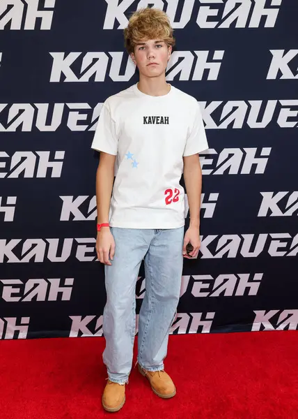 Madden Ross, 30 Ağustos 2025 'te ABD' nin Kaliforniya eyaletinin Los Angeles şehrinde bulunan Beverly Center Atrium 'da düzenlenen Clements Twins' in Yeni Kaveah Koleksiyonu 'na ulaştı..