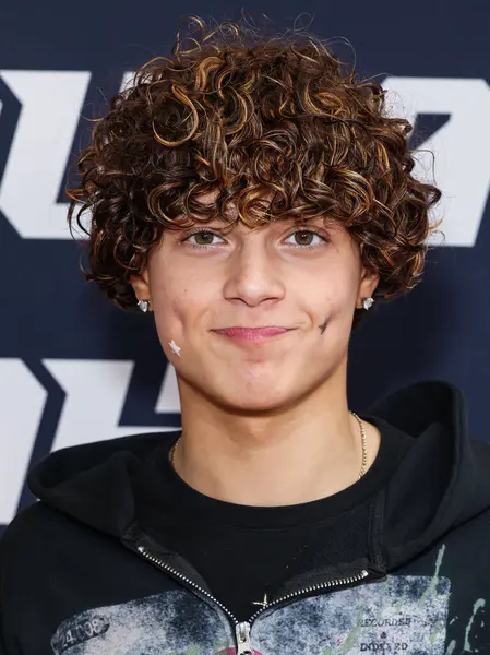 Michael Badell, 30 Ağustos 2025 'te ABD' nin Kaliforniya eyaletinin Los Angeles şehrinde bulunan Beverly Center Atrium 'da düzenlenen Clements Twins' in Yeni Kaveah Koleksiyonu 'na ulaştı..