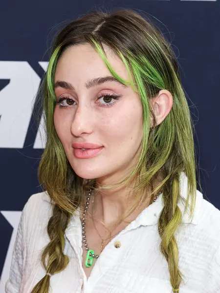 Phem (Olivia Marsico), 30 Ağustos 2025 'te ABD' nin Kaliforniya eyaletinin Los Angeles şehrinde bulunan Beverly Center Atrium 'da düzenlenen Clements Twins tarafından Yeni Kaveah Koleksiyonunun Kalkışı' na ulaşır..