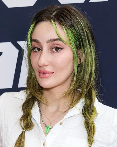 Phem (Olivia Marsico), 30 Ağustos 2025 'te ABD' nin Kaliforniya eyaletinin Los Angeles şehrinde bulunan Beverly Center Atrium 'da düzenlenen Clements Twins tarafından Yeni Kaveah Koleksiyonunun Kalkışı' na ulaşır..