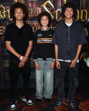 Ethan McLennan, Devin McLennan ve Blake McLennan, The Clements Twins X Jet House Back to School Bash 'e 31 Ağustos 2025' te Hollywood, Los Angeles, Kaliforniya, ABD 'de düzenlenen Saint Felix Hollywood' a geldiler..