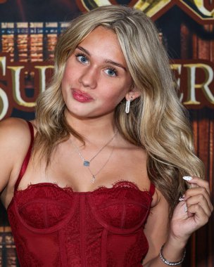 Hailey Smith, The Clements Twins x Jet House Back To School Bash 'e 31 Ağustos 2025' te Hollywood, Los Angeles, ABD 'de düzenlenen Saint Felix Hollywood' da ulaştı..