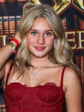 Hailey Smith, The Clements Twins x Jet House Back To School Bash 'e 31 Ağustos 2025' te Hollywood, Los Angeles, ABD 'de düzenlenen Saint Felix Hollywood' da ulaştı..