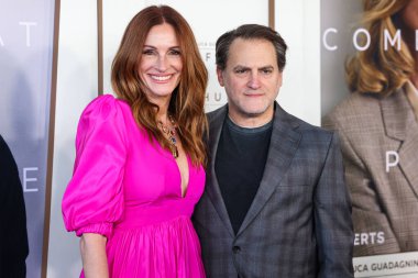 Greta Constantine elbisesi giyen Julia Roberts ve Amerikalı aktör Michael Stuhlbarg, 4 Ekim 2025 'te David Geffen Tiyatrosu' nda düzenlenen Amazon MGM Stüdyolarının Los Angeles Özel Gösterimi 'ne geldiler.