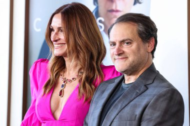 Greta Constantine elbisesi giyen Julia Roberts ve Amerikalı aktör Michael Stuhlbarg, 4 Ekim 2025 'te David Geffen Tiyatrosu' nda düzenlenen Amazon MGM Stüdyolarının Los Angeles Özel Gösterimi 'ne geldiler.