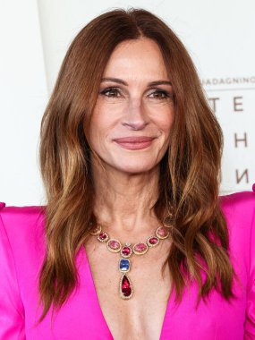 Greta Constantine elbisesi giyen Julia Roberts, 4 Ekim 2025 'te Akademi Film Müzesi' ndeki David Geffen Tiyatrosu 'nda düzenlenen' After the Hunt 'adlı Amazon MGM Stüdyolarının Los Angeles Özel Gösterimi' ne geldi.