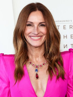 Greta Constantine elbisesi giyen Julia Roberts, 4 Ekim 2025 'te Akademi Film Müzesi' ndeki David Geffen Tiyatrosu 'nda düzenlenen' After the Hunt 'adlı Amazon MGM Stüdyolarının Los Angeles Özel Gösterimi' ne geldi.