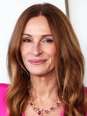 Greta Constantine elbisesi giyen Julia Roberts, 4 Ekim 2025 'te Akademi Film Müzesi' ndeki David Geffen Tiyatrosu 'nda düzenlenen' After the Hunt 'adlı Amazon MGM Stüdyolarının Los Angeles Özel Gösterimi' ne geldi.