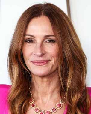 Greta Constantine elbisesi giyen Julia Roberts, 4 Ekim 2025 'te Akademi Film Müzesi' ndeki David Geffen Tiyatrosu 'nda düzenlenen' After the Hunt 'adlı Amazon MGM Stüdyolarının Los Angeles Özel Gösterimi' ne geldi.