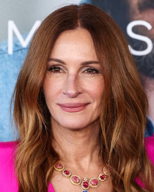 Greta Constantine elbisesi giyen Julia Roberts, 4 Ekim 2025 'te Akademi Film Müzesi' ndeki David Geffen Tiyatrosu 'nda düzenlenen' After the Hunt 'adlı Amazon MGM Stüdyolarının Los Angeles Özel Gösterimi' ne geldi.