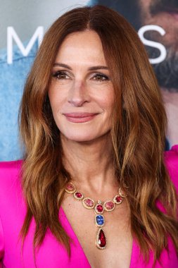 Greta Constantine elbisesi giyen Julia Roberts, 4 Ekim 2025 'te Akademi Film Müzesi' ndeki David Geffen Tiyatrosu 'nda düzenlenen' After the Hunt 'adlı Amazon MGM Stüdyolarının Los Angeles Özel Gösterimi' ne geldi.