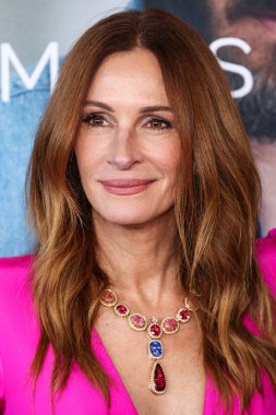 Greta Constantine elbisesi giyen Julia Roberts, 4 Ekim 2025 'te Akademi Film Müzesi' ndeki David Geffen Tiyatrosu 'nda düzenlenen' After the Hunt 'adlı Amazon MGM Stüdyolarının Los Angeles Özel Gösterimi' ne geldi.
