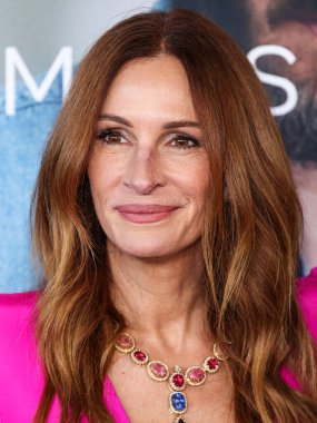 Greta Constantine elbisesi giyen Julia Roberts, 4 Ekim 2025 'te Akademi Film Müzesi' ndeki David Geffen Tiyatrosu 'nda düzenlenen' After the Hunt 'adlı Amazon MGM Stüdyolarının Los Angeles Özel Gösterimi' ne geldi.
