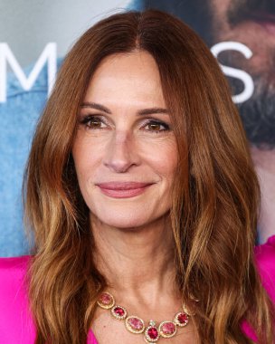 Greta Constantine elbisesi giyen Julia Roberts, 4 Ekim 2025 'te Akademi Film Müzesi' ndeki David Geffen Tiyatrosu 'nda düzenlenen' After the Hunt 'adlı Amazon MGM Stüdyolarının Los Angeles Özel Gösterimi' ne geldi.